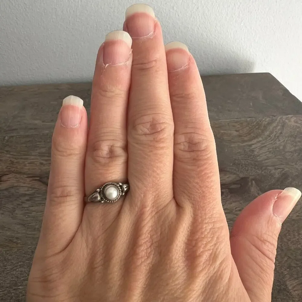 Vintage silver intricate ring with white stone (pearl?) - size 6.5